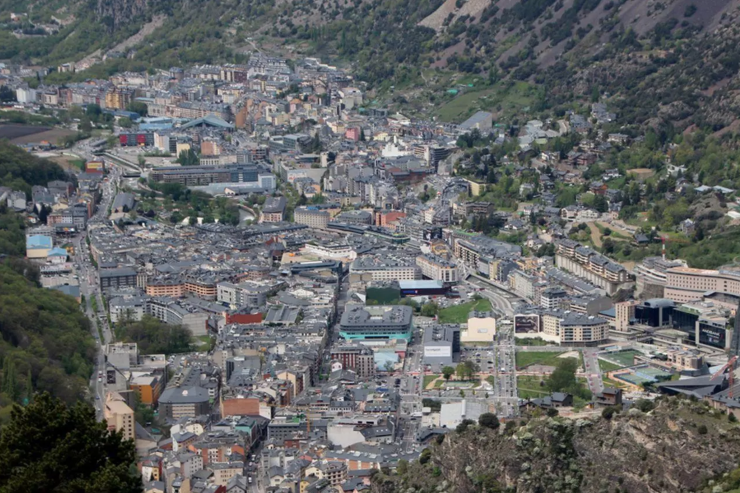 Vista aèria d'Andorra la Vella i Escaldes-Engordany.